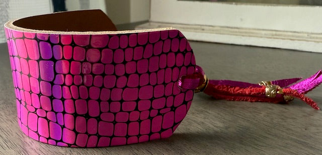 SANDRA LING GENUINE LEATHER SNAKE PRINT CINCH CUFF (HOT PINK)