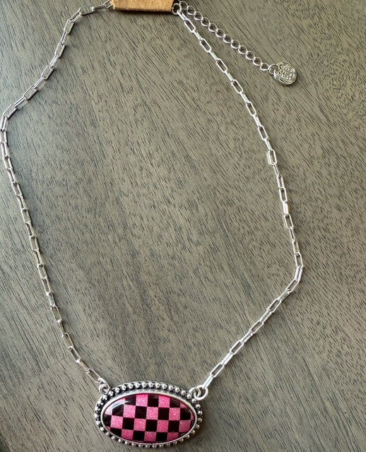 CHECKARD BOARD OVAL PENDANT NECKLACE (PINK)