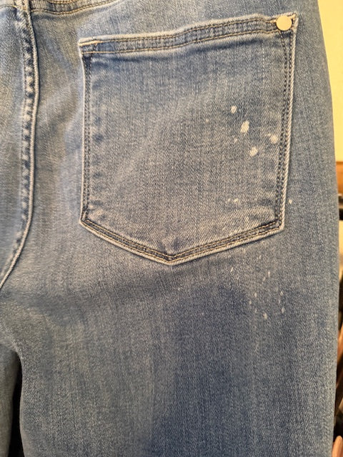 JUDY BLUE MID RISE SKINNY SHARK BITE HEM JEANS (Bleach Splatter)