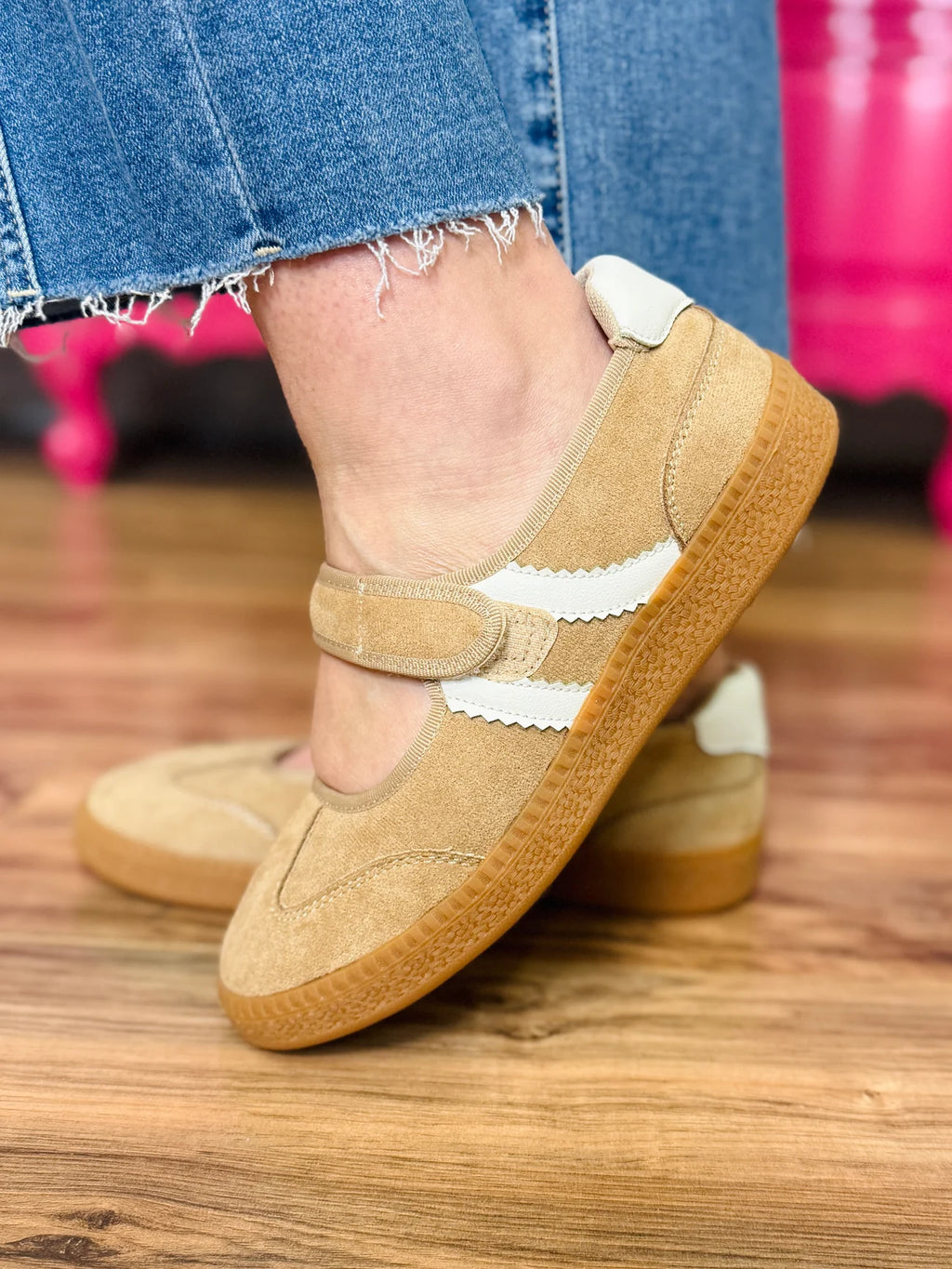 CORKYS CALM DOWN (CAMEL FAUX SUEDE)