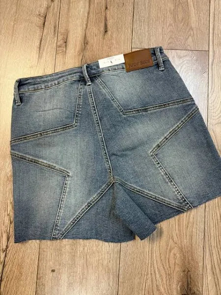 JUDY BLUE STAR SEAM DETAIL SHORTS